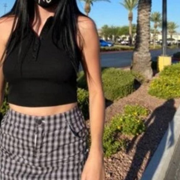 Half placket rib-knit slim halter top - Picture 2 of 3